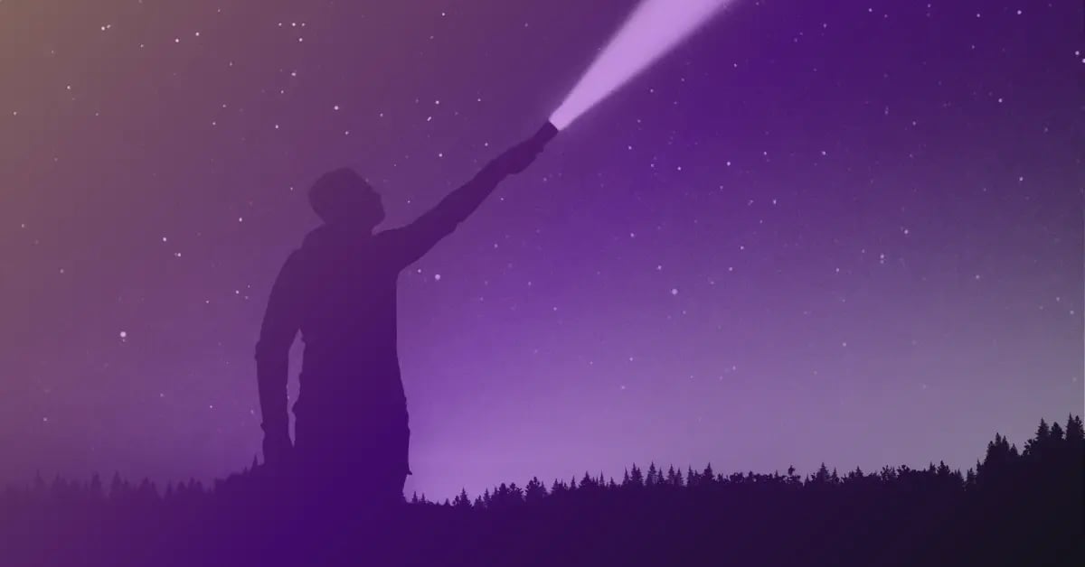 Man-holding-flashlight