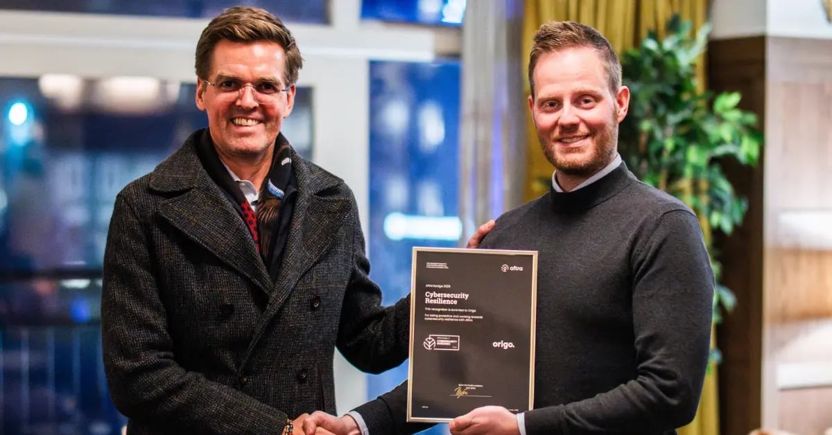 Photo of Aftra CEO, Björn Orri Guðmundsson presenting Origo CEO with the Aftra badge